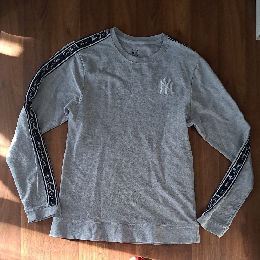 New York Yankees Gray Sweater with Navy Stripes